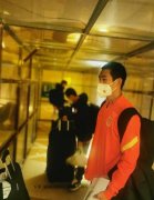 国足U17抵达广州驻地酒店，并按防疫规定集中隔离